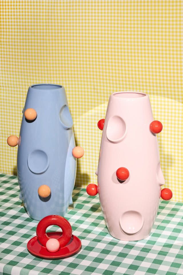 wazony w kolorze błękitnym i różowym z wypustkami