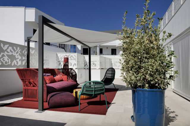 w śródziemnomorskim krajobrazie, na pierwszym planie kobaltowa donica