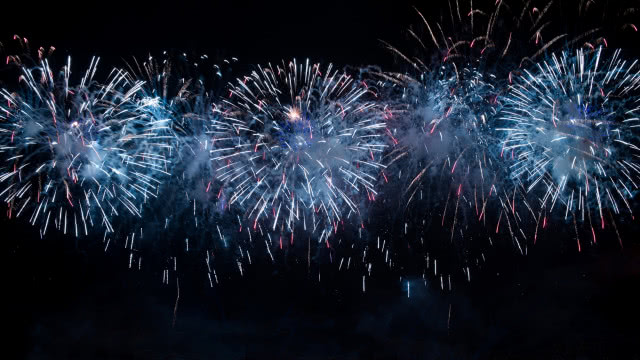 niebieskie fajerwerki