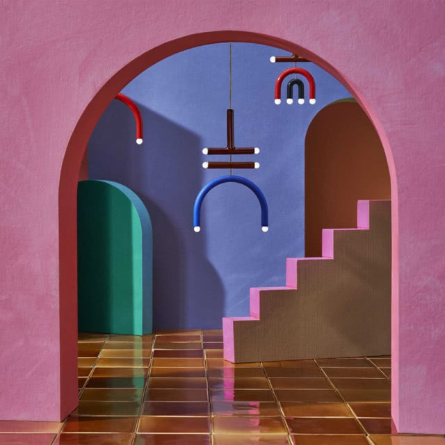 różowy łuk i schody, nad schodami lampy