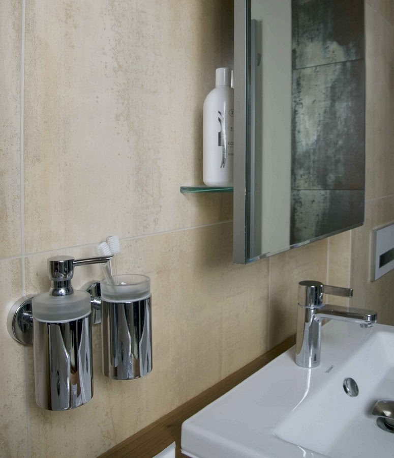 W łazience pełno różnych ukrytych
półeczek i...