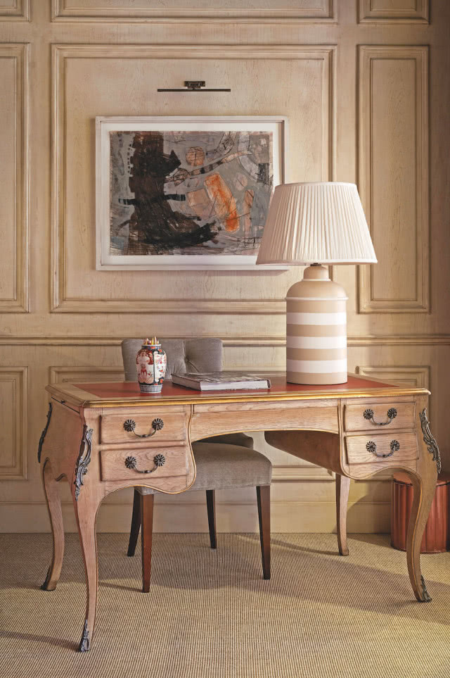 biurko w stylu prowansalskim