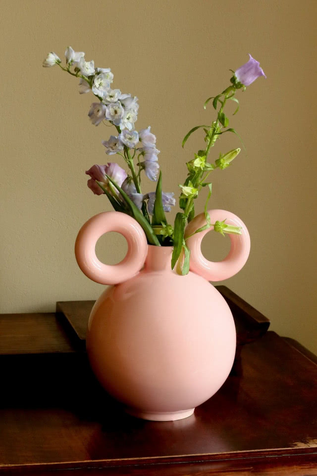 okrągły wazon z kwiatami 