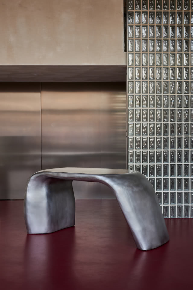 Aluminum Streamlined Desk Jana Ankiersztajna