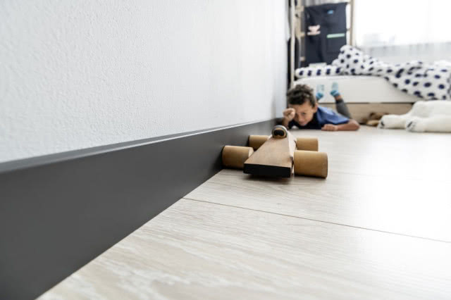 Szara listwa przypodłogowa