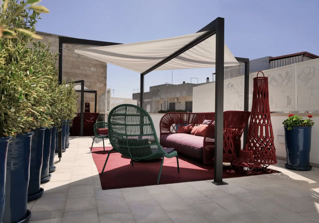 żagiel na słupach, pod nim fotel