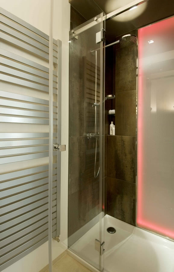 Praktyczna łazienka z prysznicem.