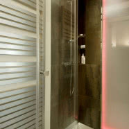 Metal z drewnem w mieszkaniu