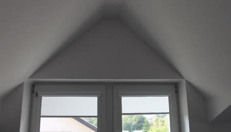 Dekoracja okna pod skosami