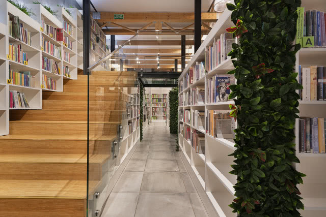 schody z regałami, regał obrośnięty pnączem