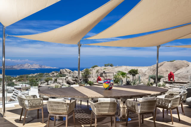 4 żagle obok siebie, powieszone pojedynczo