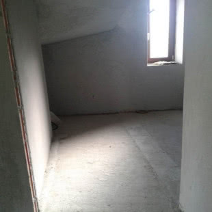 Widok z wejścia na wnętrze łazienki pod schodami