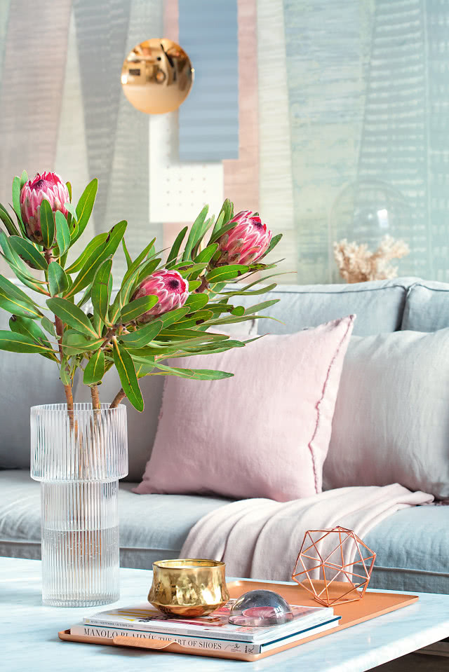 Pastelowe dodatki w salonie