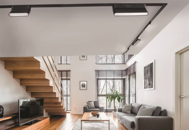 Nowoczesne systemy oświetlenia szynowego-magnetycznego dają ogromną swobodę aranżacyjną, a także możliwość regulacji barwy i natężenia światła, które kreują atmosferę wnętrza. W prezentowanej aranżacji wykorzystano oprawy GAMMA SANGRIA MILKY TRACK MAGNETIC 5MM 12W CCT BLUTOOTH marki AZzardo, które świetnie wpisują się w nowoczesne trendy wystroju wnętrz. Fot. GMO Studio