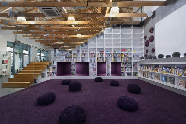 widok na fioletową podłogę i wnęki