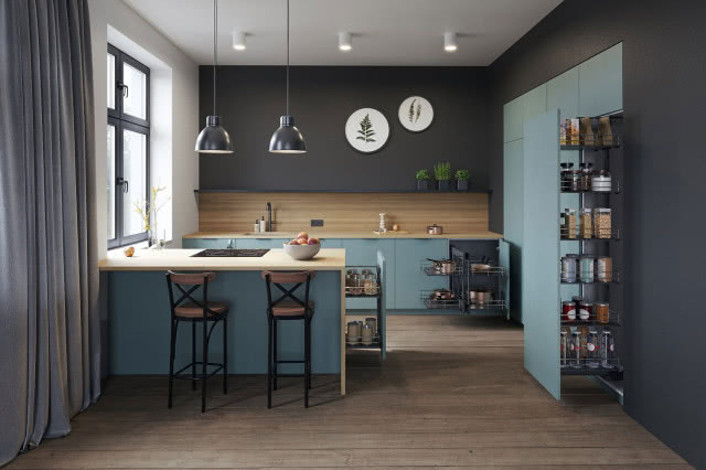 wyspa kuchenna, krzesła, oświetlenie sufitowe, niebieskie fronty kuchenne, szuflady cargo