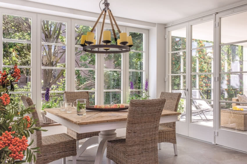 W jadalni postawiono ogromny, kwadratowy stół...