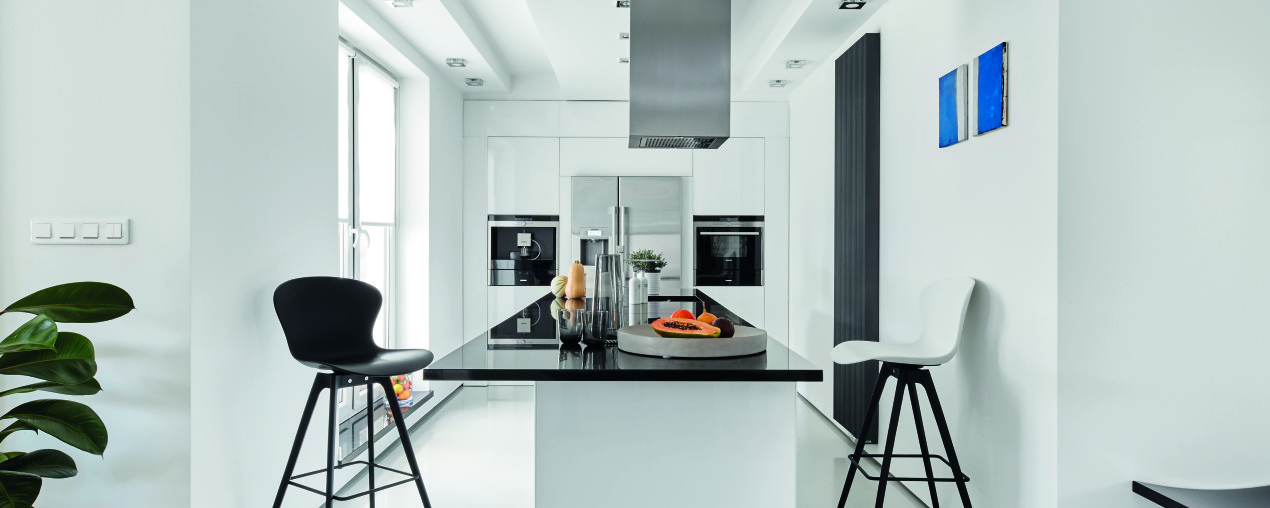 Dwupoziomowy apartament w czerni i bieli