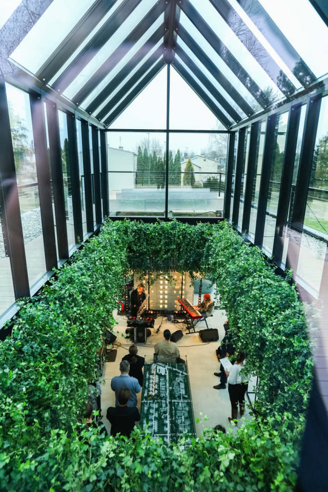 koncert, zieleń, przeszklony dach