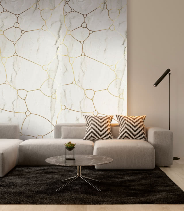 kaszmirowy salon z kamieniem na ścianie