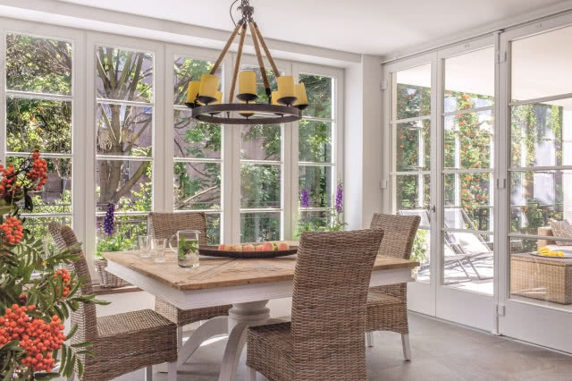 Jadalnia z wielkimi oknami