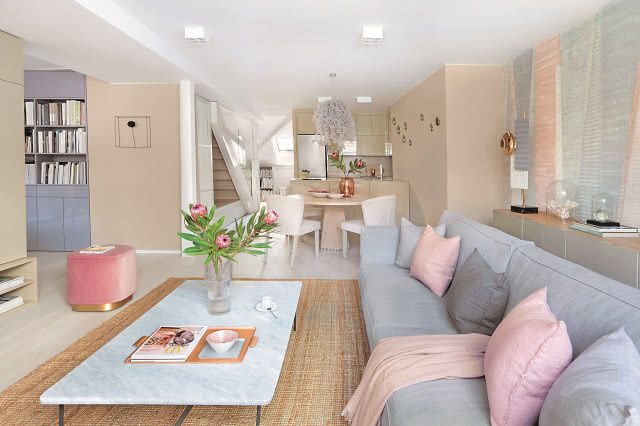 Kuchnia otwarta na salon w jasnej kolorystyce