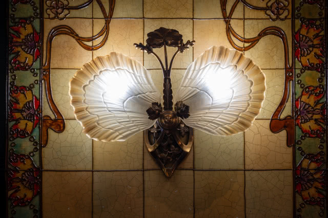secesyjna lampa przypominająca ptaka