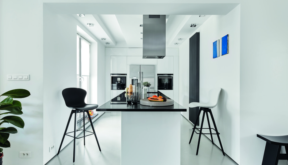 Dwupoziomowy apartament w czerni i bieli