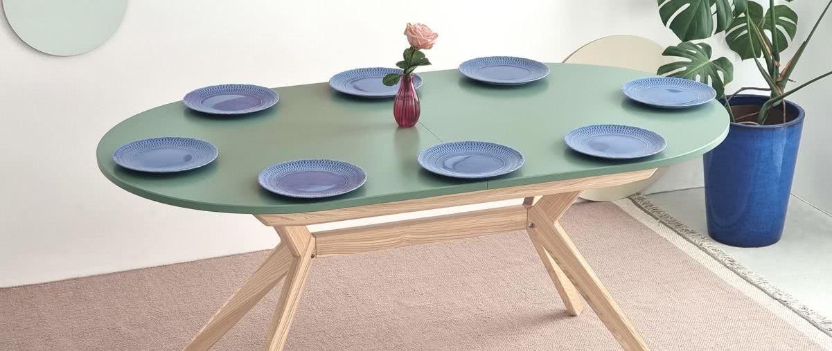 Stół do małego salonu. Rozkładany, okrągły czy kwadratowy - który sprawdzi się najlepiej? 