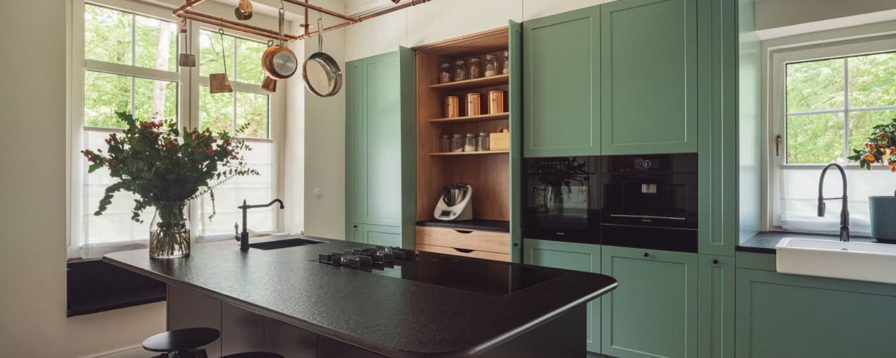 Willa z dwudziestolecia międzywojennego odzyskała blask. W środku czeka spokojny duński design