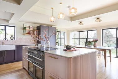 Kuchnia bez górnych szafek: jak ją urządzić? Zobacz najpiękniejsze aranżacje kuchni bez szafek wiszących