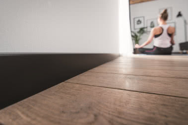 Jak dopasować listwę przypodłogową do wnętrza?