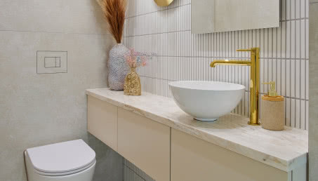 Jakich płytek użyć w strefie umywalki w małej łazience?