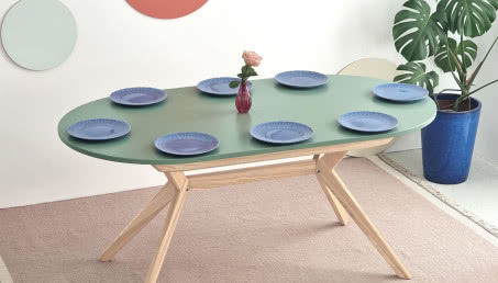 Stół do małego salonu. Rozkładany, okrągły czy kwadratowy - który sprawdzi się najlepiej?