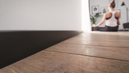 Jak dopasować listwę przypodłogową do wnętrza?