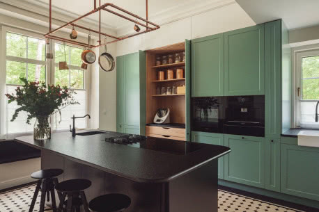 Willa z dwudziestolecia międzywojennego odzyskała blask. W środku czeka spokojny duński design