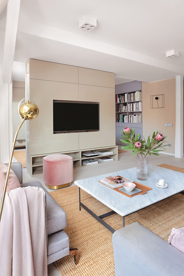 Salon z różowo-złotymi detalami
