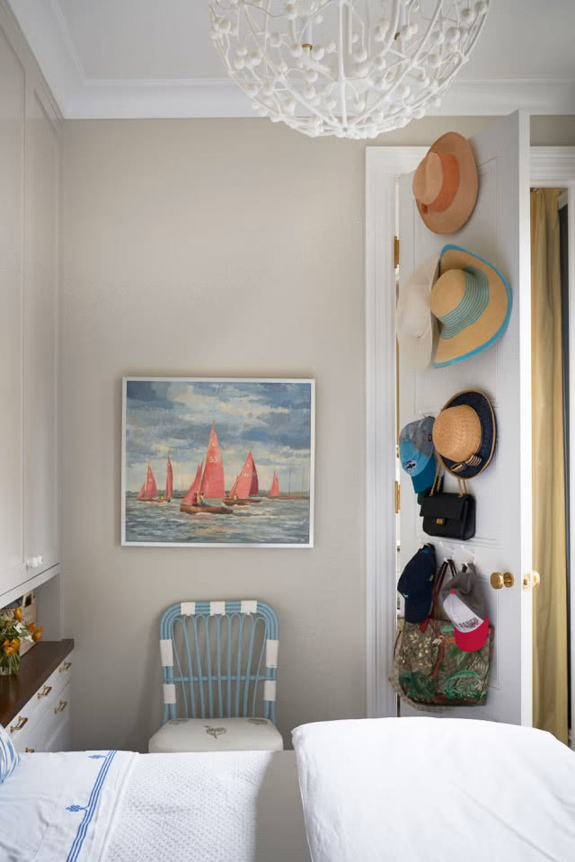 kapelusze na drzwiach