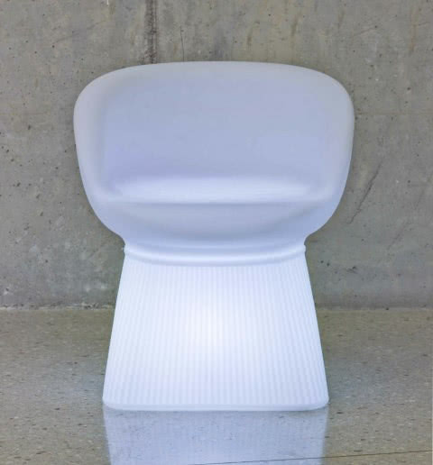 Na fotelu solarnym marki New Garden można usiąść.