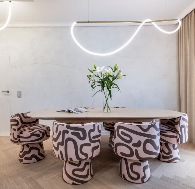 krzesła w jadalni wzorzyste 