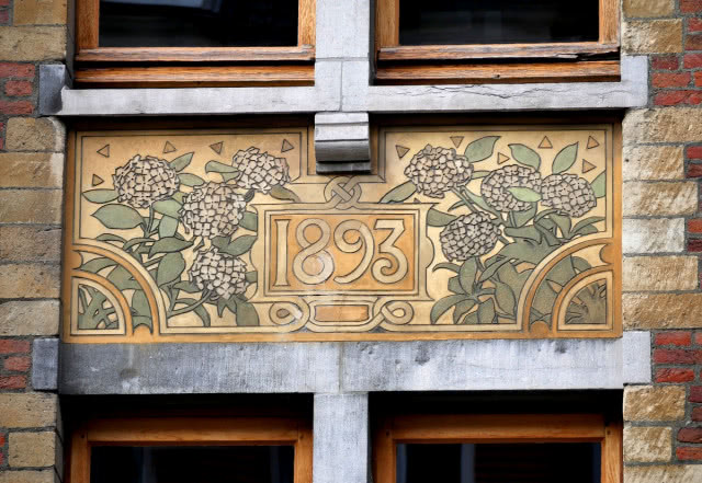 fragment fasy z motywami kwiatowymi