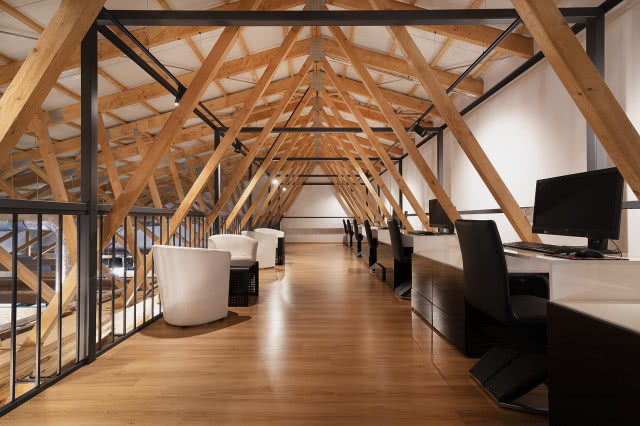 antresola z odkrytymi belkami