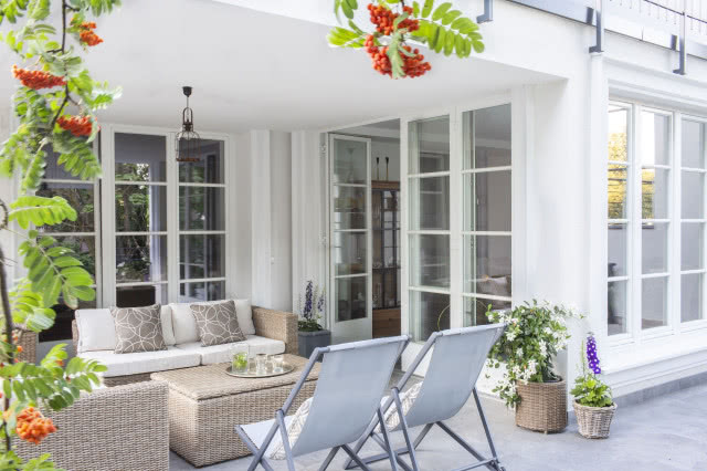 Duży taras z ogrodem