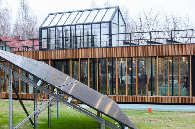 szklarnia na dachu, panele fotowoltaiczne, basen, drzewa, trawa