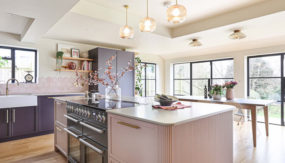 Kuchnia bez górnych szafek: jak ją urządzić? Zobacz najpiękniejsze aranżacje kuchni bez szafek wiszących