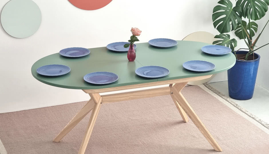 Stół do małego salonu. Rozkładany, okrągły czy kwadratowy - który sprawdzi się najlepiej?