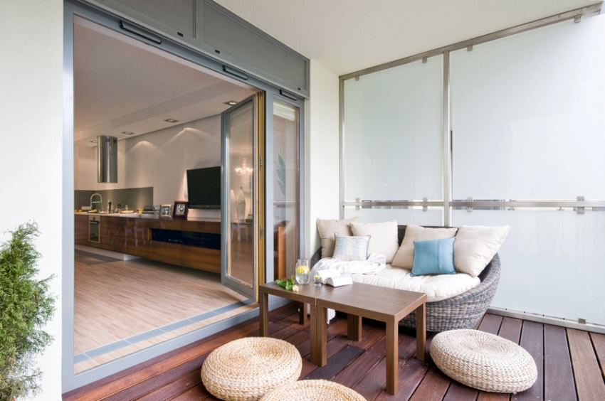 Taras częściowo osłonięty jest mlecznym szkłem,...