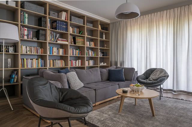 Salon z biblioteczką na książki