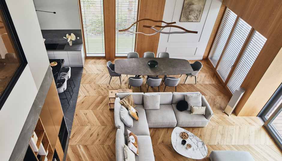 Luksusowy dom z wysokim sufitem. Ma okno z widokiem na salon!