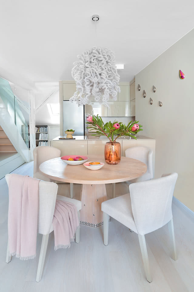 Okrągły stół w salonie